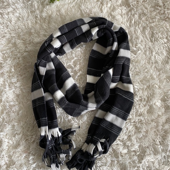 Old Navy Accessories - ✨3/$12✨Old Navy Fleece Scarf